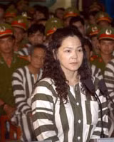 Hình như, Năm Cam thấy được ở bóng hồng này “chất chơi” không có điểm dừng và sự lẳng lơ rõ nét nên trong bất kỳ cuộc rượu nào có quan chức tham gia hay khách quý, Năm Cam đều dùng K.A làm mồi nhử cho các cuộc “ký kết” hợp đồng của các phi vụ làm ăn.