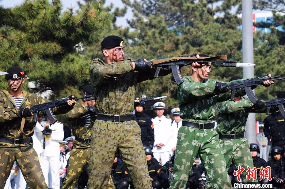 Biểu diễn khả năng sử dụng vũ khí Biểu diễn khả năng sử dụng vũ khí