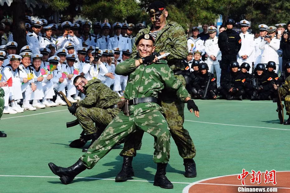 Đặc nhiệm Nga biểu diễn võ thuật giao lưu với đặc nhiệm hải quân Trung Quốc chiều 23/4 Đặc nhiệm Nga biểu diễn võ thuật giao lưu với đặc nhiệm hải quân Trung Quốc chiều 23/4