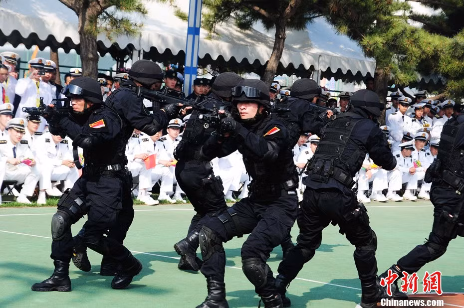"Lưỡng đầu nghênh địch" "Lưỡng đầu nghênh địch"