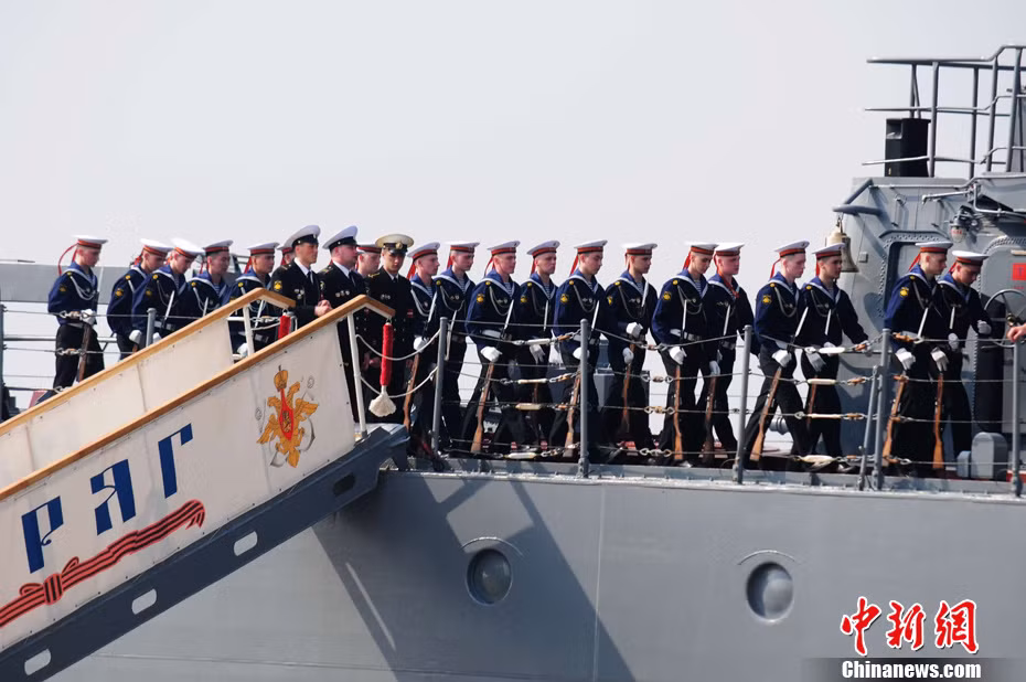 Thăm tàu chiến của nhau Thăm tàu chiến của nhau