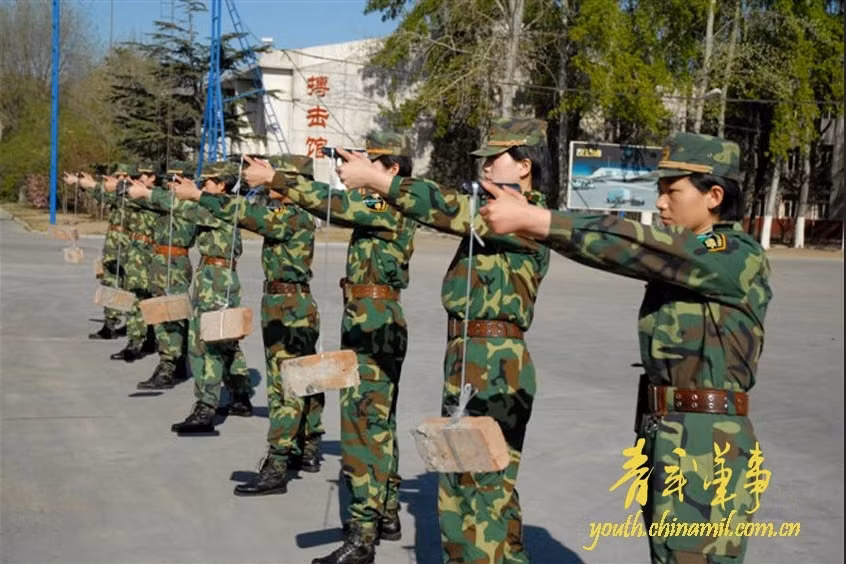 Muốn bắn trúng mục tiêu phải rèn luyện đôi tay không run