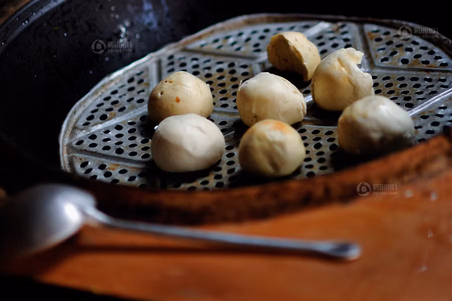 Bữa ăn đạm bạc của hai ông bà lão đã ngoài 80, từ lúc cháu gặp tai nạn ông bà cũng chẳng thiết gì ăn uống, đến bữa con cháu phải ép mới cố nuốt cho xong bữa Bữa ăn đạm bạc của hai ông bà lão đã ngoài 80, từ lúc cháu gặp tai nạn ông bà cũng chẳng thiết gì ăn uống, đến bữa con cháu phải ép mới cố nuốt cho xong bữa