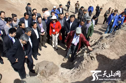 Các nhà khoa học và báo chí tham quan nơi phát hiện hóa thạch