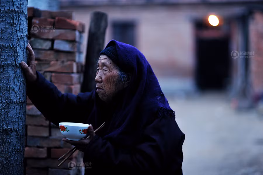 Và nơi quê nhà, bà cụ bưng bát cơm lên lại xót xa nghĩ đến đứa cháu nội Và nơi quê nhà, bà cụ bưng bát cơm lên lại xót xa nghĩ đến đứa cháu nội