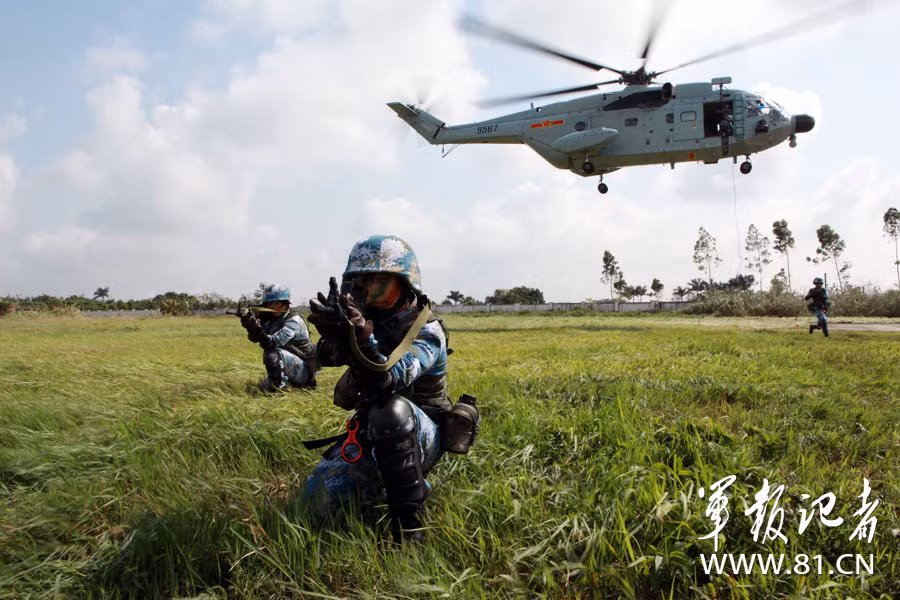 Nữ binh đặc nhiệm vừa đổ bộ thành công, mắt luôn hướng mục tiêu Nữ binh đặc nhiệm vừa đổ bộ thành công, mắt luôn hướng mục tiêu