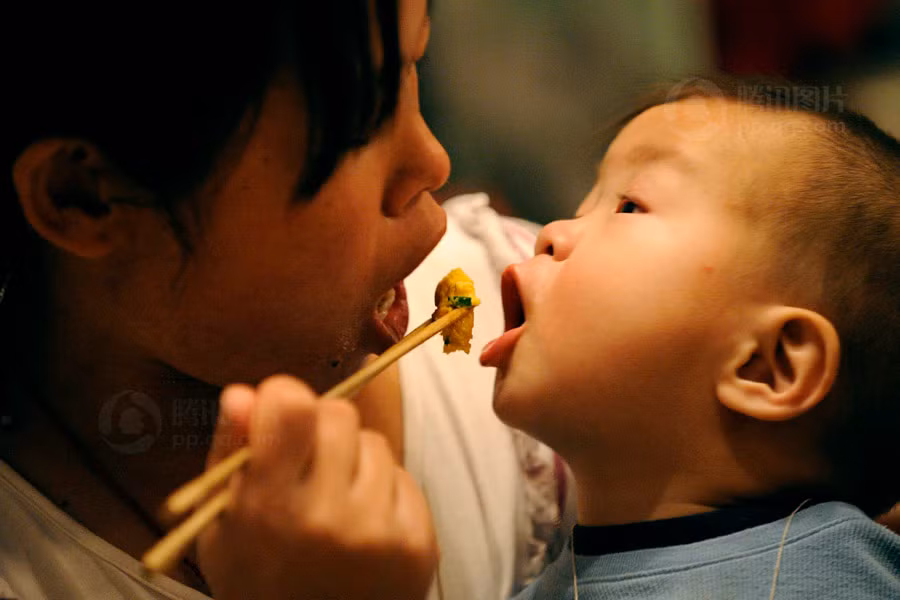 Cậu bé cảm nhận được, thế nào là tình mẫu tử, mặc dù chị Hương không sinh ra bé Cậu bé cảm nhận được, thế nào là tình mẫu tử, mặc dù chị Hương không sinh ra bé