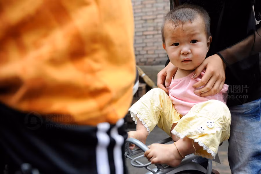 Người mẹ nuôi ấy không chỉ chăm lo cho Phong bữa ăn giấc ngủ mà còn tìm mọi cách giúp phong luyện tập đôi chân cho linh hoạt, để sau này em tự lo cho mình Người mẹ nuôi ấy không chỉ chăm lo cho Phong bữa ăn giấc ngủ mà còn tìm mọi cách giúp phong luyện tập đôi chân cho linh hoạt, để sau này em tự lo cho mình
