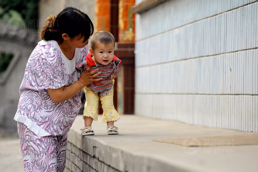 Những bước đi lẫm chẫm đầu đời rất vất vả với một đứa trẻ lên 2, với Phong còn khó khăn gấp bội, nhưng Phong không sợ vì em biết có mẹ đỡ đằng sau Những bước đi lẫm chẫm đầu đời rất vất vả với một đứa trẻ lên 2, với Phong còn khó khăn gấp bội, nhưng Phong không sợ vì em biết có mẹ đỡ đằng sau