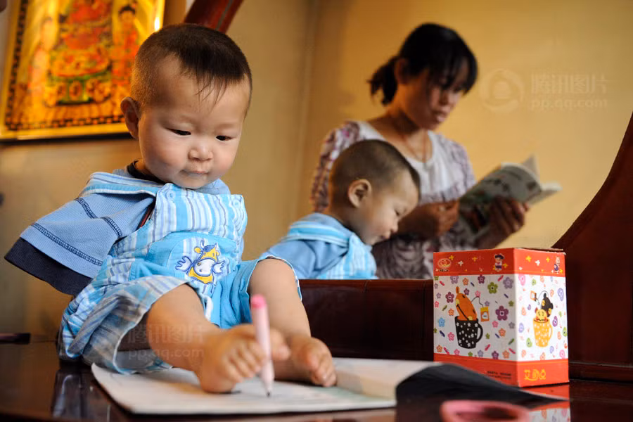 Chỉ mới 2 tuổi thôi, trong khi những đứa trẻ khác còn phải dỗ dành mỏi miệng, Phong lại rất thích học, cậu bé kẹp bút vào chân và viết lên trang giấy học sinh những nét chữ, hình vẽ đầu đời Chỉ mới 2 tuổi thôi, trong khi những đứa trẻ khác còn phải dỗ dành mỏi miệng, Phong lại rất thích học, cậu bé kẹp bút vào chân và viết lên trang giấy học sinh những nét chữ, hình vẽ đầu đời