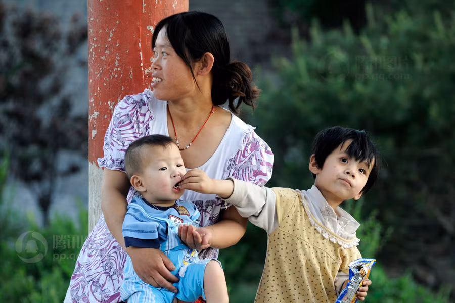 Linh Linh, một em bé mồ côi khác đút bánh cho Phong, những đứa trẻ mồ côi dường như tự biết quan tâm, chăm sóc và thương yêu nhau hơn Linh Linh, một em bé mồ côi khác đút bánh cho Phong, những đứa trẻ mồ côi dường như tự biết quan tâm, chăm sóc và thương yêu nhau hơn