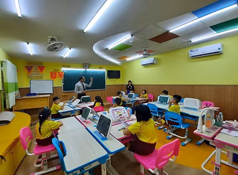 Một giờ học ngoại ngữ của học sinh trường Nam Việt (ảnh: CTV)