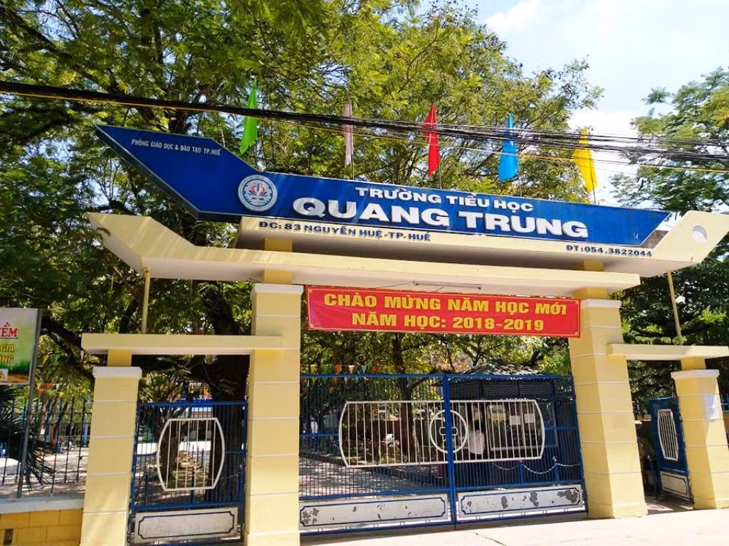 Học sinh học trái tuyến tại Trường tiểu học Quang Trung phải đóng nhiều khoản thu phí vô lý. Ảnh: TL