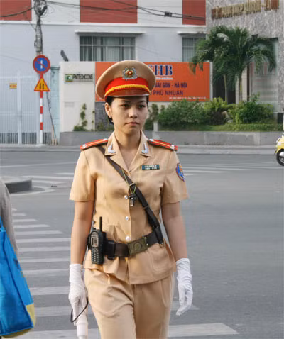 TP.HCM: “Bóng hồng” xuống phố điều tiết giao thông ảnh 10