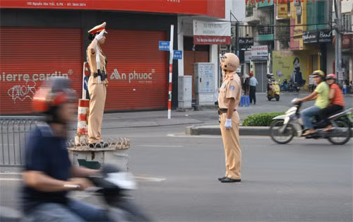TP.HCM: “Bóng hồng” xuống phố điều tiết giao thông ảnh 1