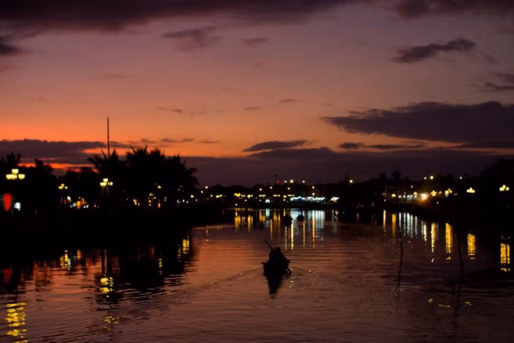 Dòng sông lung linh ánh đèn