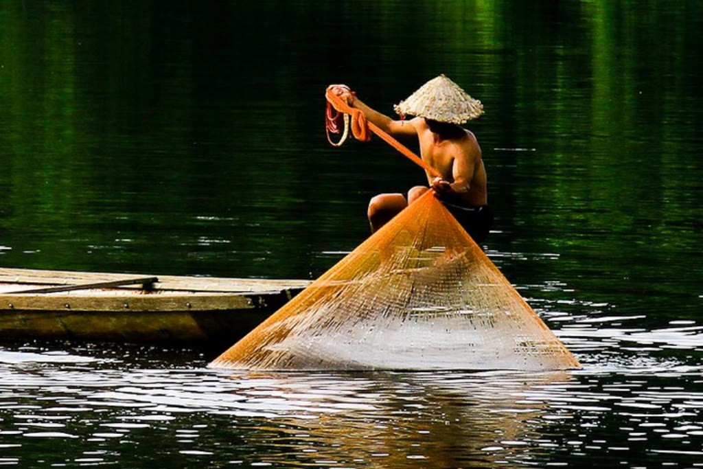 Sông nước Huế nhiều, trù phú, có lẽ vì thế mà người dân chủ yếu sống bằng nghề chài lưới, và có nhiều ngôi nhà nổi trên sông