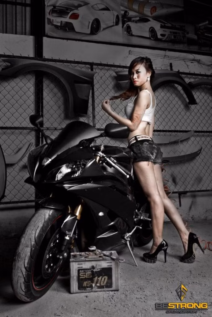Thân hình lấm lem dầu mỡ nhưng chính điều đó càng tăng thêm độ nóng bỏng cho người đẹp