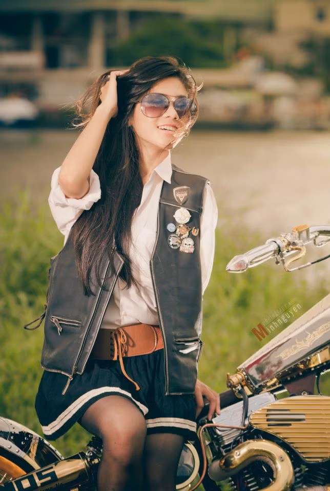 Sánh vai cùng chiếc xe lạ và độc này là người đẹp sài thành cũng không kém phần cá tính và táo bạo, với trang phục không quá hở hang nhưng cũng đã tạo nên sự ăn ý đối với chiếc xe