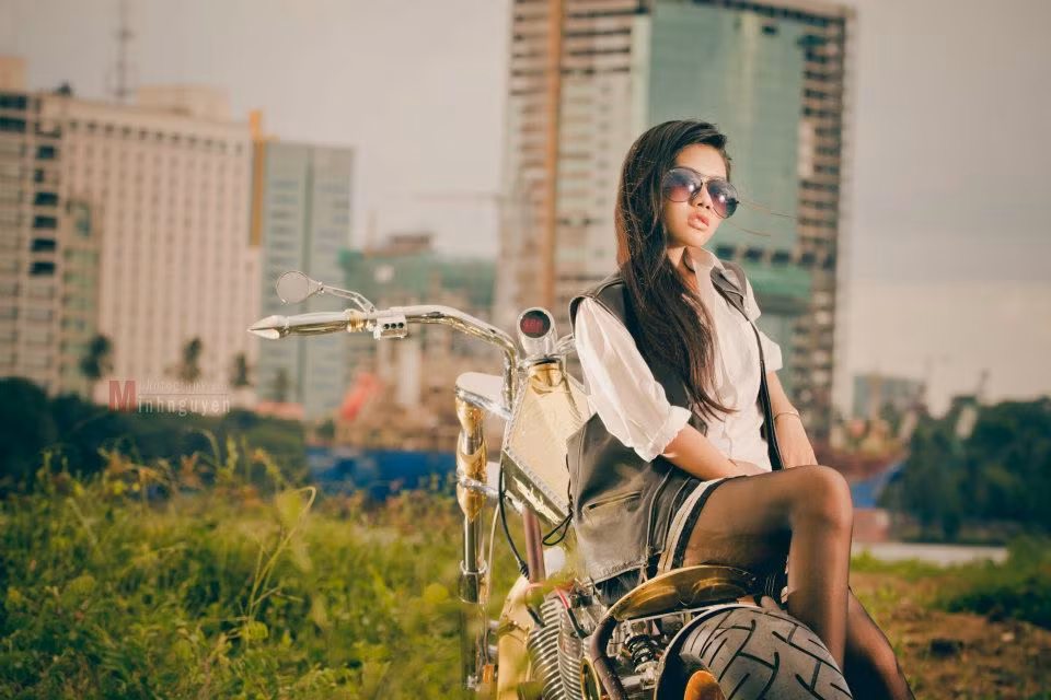 Với kiểu dáng thiết kế lạ mắt, độc đáo, dáng cầm lưỡi hái, chiếc Chopper độ đã gây nên sự tò mò thích thú cho khá nhiều người, đặc biệt là các đấng mày râu yêu thích thể thao tốc độ