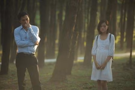 Trần Bảo Sơn và nữ diễn viên chính Thùy Anh trong một cảnh phim Trần Bảo Sơn và nữ diễn viên chính Thùy Anh trong một cảnh phim