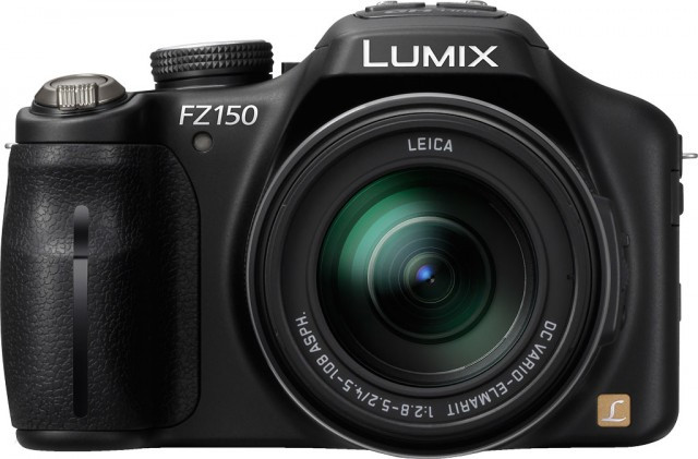 Bên cạnh việc được trang bị ống kính góc rộng 25mm với zoom quang 24x thì FZ150 còn sở hữu trong mình công nghệ Nano Surface Coating giúp giảm lượng ánh sáng phản xạ và chế độ chụp hình 3D (3D Photo Mode).