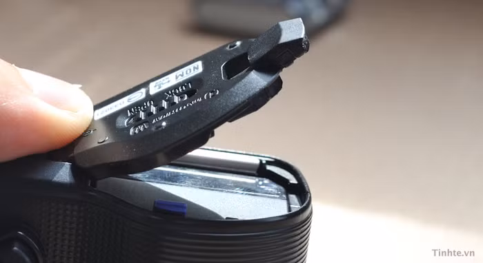Phần nhô ra ở nắp pin để nối dây vào dùng adapter (bán riêng) khi hết pin