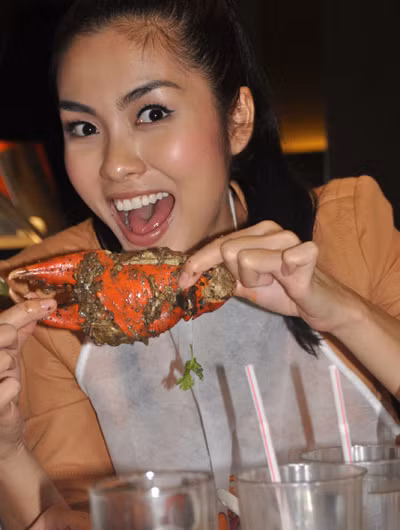 Đến Singapore vào tháng 5/2011, Tăng Thanh Hà thích thú khi được nếm vị cay nồng của món cua biển sốt tiêu tại một nhà hàng ven biển. Đến Singapore vào tháng 5/2011, Tăng Thanh Hà thích thú khi được nếm vị cay nồng của món cua biển sốt tiêu tại một nhà hàng ven biển.