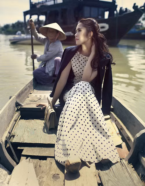 Diện những trang phục mang đậm nét cổ điển, sang trọng của hai nhà thiết kế Tú Ngô và Nguyễn Minh Phúc, Tăng Thanh Hà biến thành cô tiểu thư xinh đẹp và quyến rũ ở thành phố biển Đà Nẵng vào tháng 5/2012. Diện những trang phục mang đậm nét cổ điển, sang trọng của hai nhà thiết kế Tú Ngô và Nguyễn Minh Phúc, Tăng Thanh Hà biến thành cô tiểu thư xinh đẹp và quyến rũ ở thành phố biển Đà Nẵng vào tháng 5/2012.