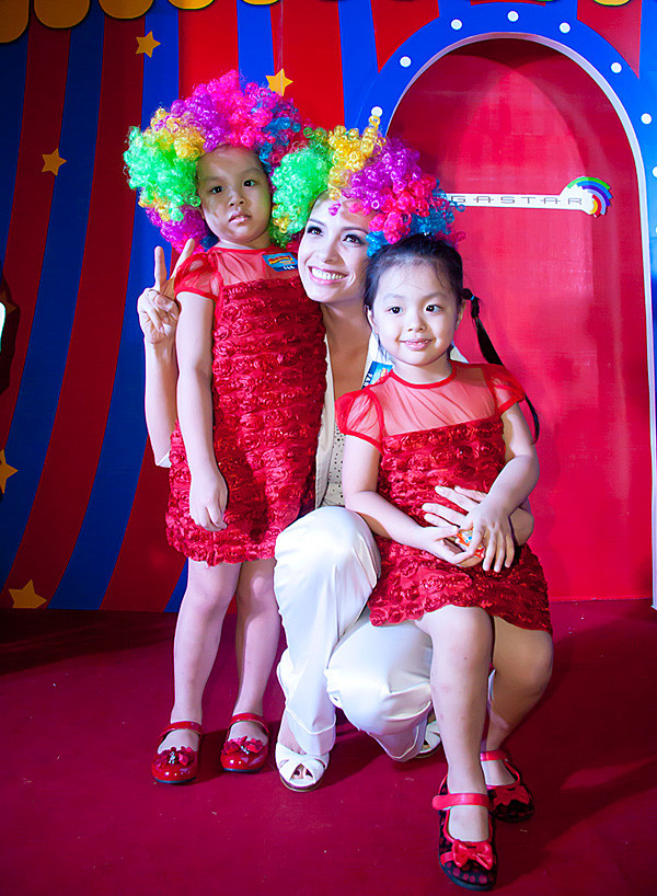 Thúy Hạnh cùng hai cô công chúa nhỏ