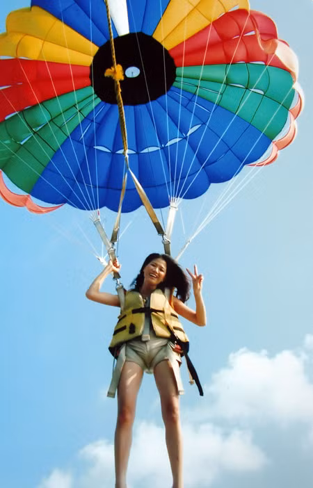 Trang Trần trải qua cảm giác thú vị khi được nhảy dù trên biển Pattaya, Thái Lan vào tháng 5/2011.
