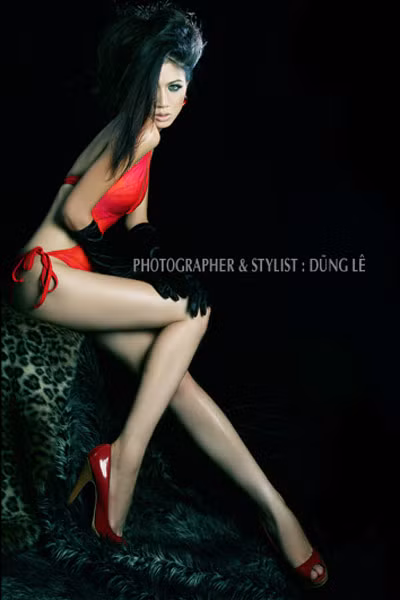 Ấn tượng hơn cả là những bộ ảnh chụp với bikini vào tháng 2/2010, người mẫu cá tính khoe ba vòng gợi cảm cùng phong cách sắc lạnh đầy quyến rũ. (Theo vtc)
