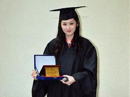 Jang Nara nữ ca sĩ kiêm diễn viên điện ảnh xứ Hàn nhận bằng tốt nghiệp cử nhân chuyên ngành diễn xuất tại khoa điện ảnh bộ môn nghệ thuật trường đại học Chung-ang quận Dong-Chak. Jang Nara nữ ca sĩ kiêm diễn viên điện ảnh xứ Hàn nhận bằng tốt nghiệp cử nhân chuyên ngành diễn xuất tại khoa điện ảnh bộ môn nghệ thuật trường đại học Chung-ang quận Dong-Chak.