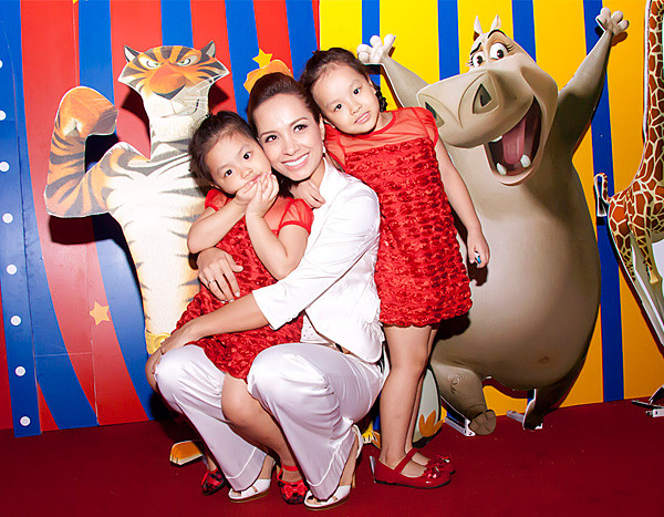 Thúy Hạnh cùng hai cô công chúa nhỏ