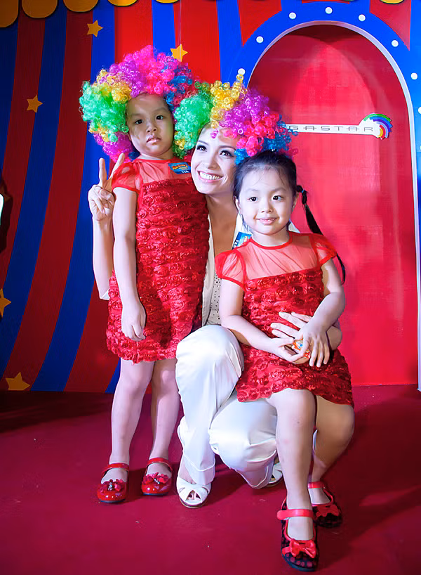 Thúy Hạnh cùng hai cô công chúa nhỏ