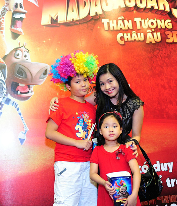 Đặng Châu Anh làm duyên cùng các em nhỏ
