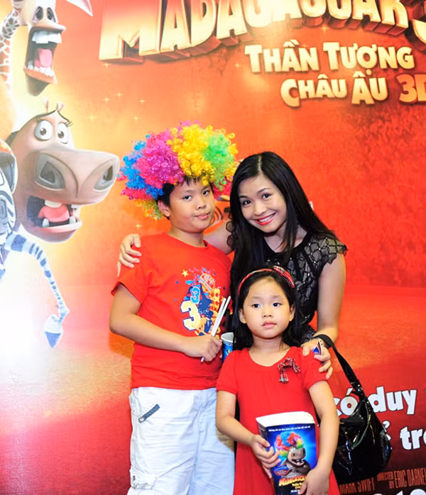 Đặng Châu Anh làm duyên cùng các em nhỏ