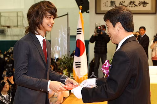 Thành viên của nhóm nhạc Shinnee - Minho cũng đã rất vui mừng nở nụ cười hạnh phúc khi nhận được bằng khen sinh viên tiêu biểu trong lễ tốt nghiệp lần thứ 28 của trường cấp 3 trực thuộc ngành sư phạm đại học Kon Kuk quận Koang Jin Seoul Thành viên của nhóm nhạc Shinnee - Minho cũng đã rất vui mừng nở nụ cười hạnh phúc khi nhận được bằng khen sinh viên tiêu biểu trong lễ tốt nghiệp lần thứ 28 của trường cấp 3 trực thuộc ngành sư phạm đại học Kon Kuk quận Koang Jin Seoul