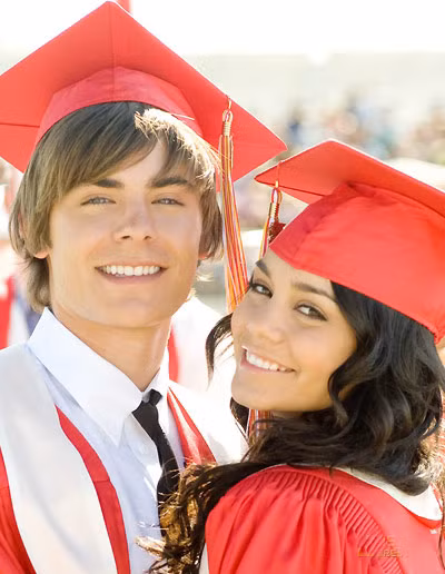 Zac Efron và Vanessa tươi cười rạng rỡ khi cùng dự lễ tốt nghiệp với các bạn Zac Efron và Vanessa tươi cười rạng rỡ khi cùng dự lễ tốt nghiệp với các bạn