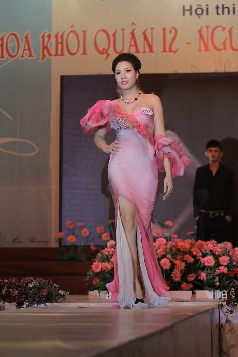 Theo công an, Á khôi Thiên Kim cũng kiêm nghề môi giới bán dâm và sẵn sàng bán dâm khi có khách yêu cầu như trường hợp hoa hậu Mỹ Xuân. Giữa đường dây bán dâm cao cấp Mỹ Xuân - Thiên Kim có mối quan hệ “làm ăn mật thiết”. Theo công an, Á khôi Thiên Kim cũng kiêm nghề môi giới bán dâm và sẵn sàng bán dâm khi có khách yêu cầu như trường hợp hoa hậu Mỹ Xuân. Giữa đường dây bán dâm cao cấp Mỹ Xuân - Thiên Kim có mối quan hệ “làm ăn mật thiết”.