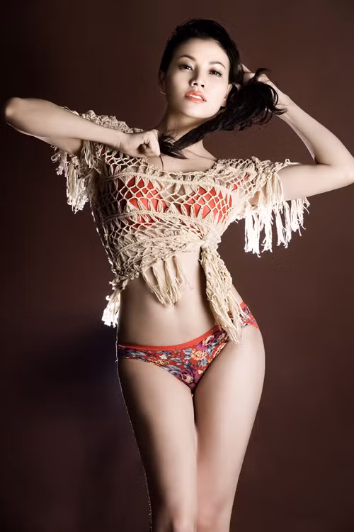 Trà Ngọc Hằng luôn tự tin khi xuất hiện với những trang phục khoe trọn hình thể. Bộ ảnh được thực hiện vào cuối tháng 3/2012.