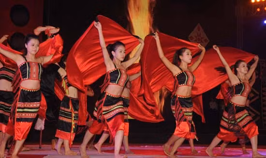 Chương trình văn nghệ với sự tham gia của Đoàn ca múa nhạc Việt Nam,cùng sự góp mặt của Đoàn nghệ thuật tỉnh Đắk Lắk đã tạo nên một Hương sắc Cao Nguyên huyền diệu khi ca ngợi phong tục tập quán,đời sống tinh thần của nhân dân các dân tộc tỉnh Đắk Lắk nói riêng và khu vực Tây Nguyên nói chung trong nhiều cuộc kháng chiến.