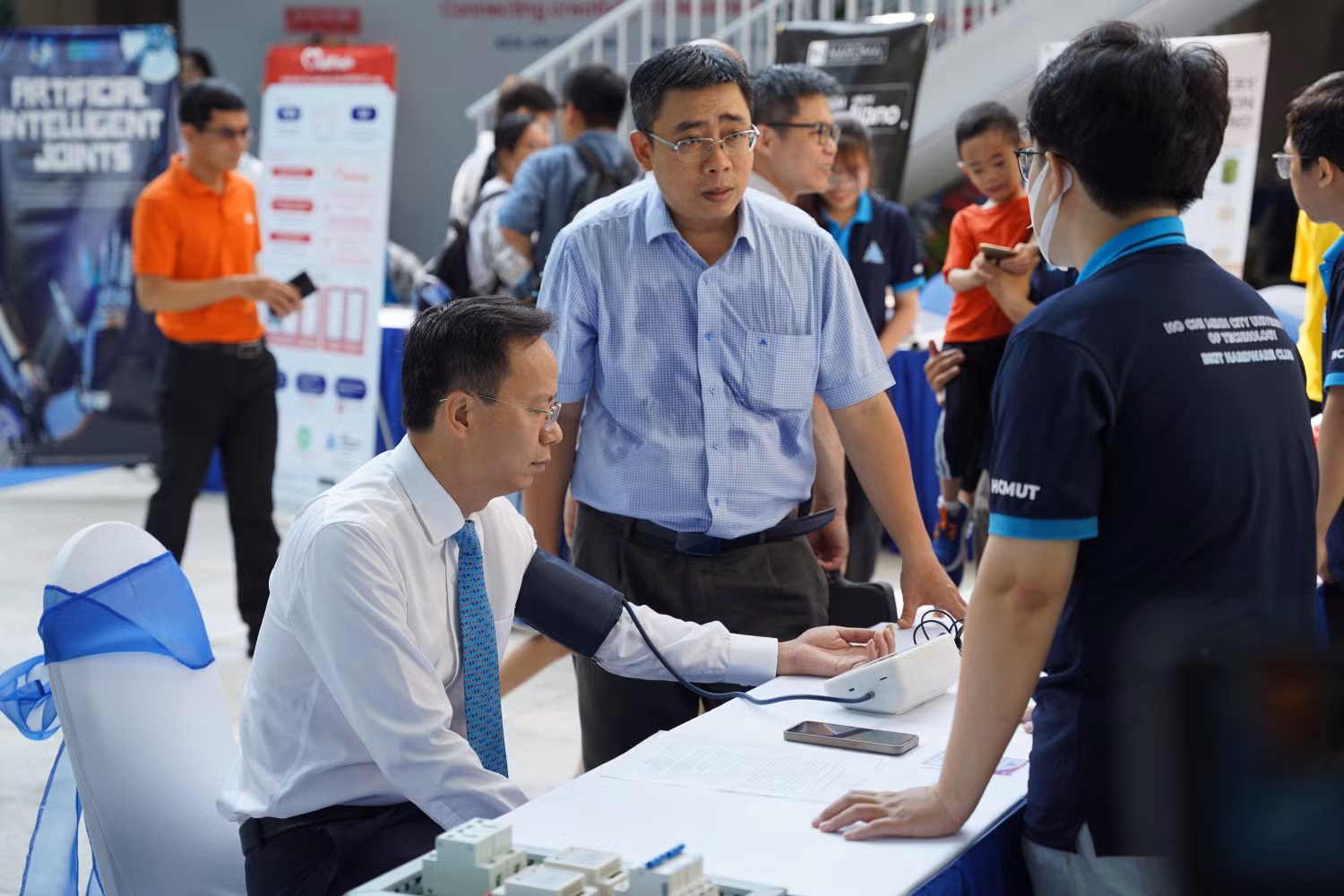 4. Đại biểu trải nghiệm sản phẩm của sinh viên trưng bày tại buổi lễ.JPG