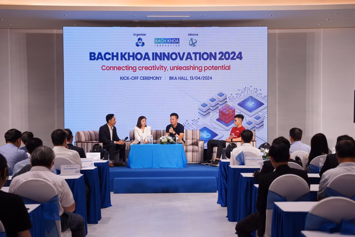 5. Tọa đàm chia sẻ giữa chuyên gia, star-up, đội thi BKI2023 với người tham dự.JPG