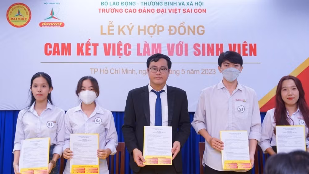ky-cam-ket-viec-lam-2023-thac-si-duong-cong-hieu-pho-hieu-truong-truong-cd-dai-viet-sai-gon 2.jpg