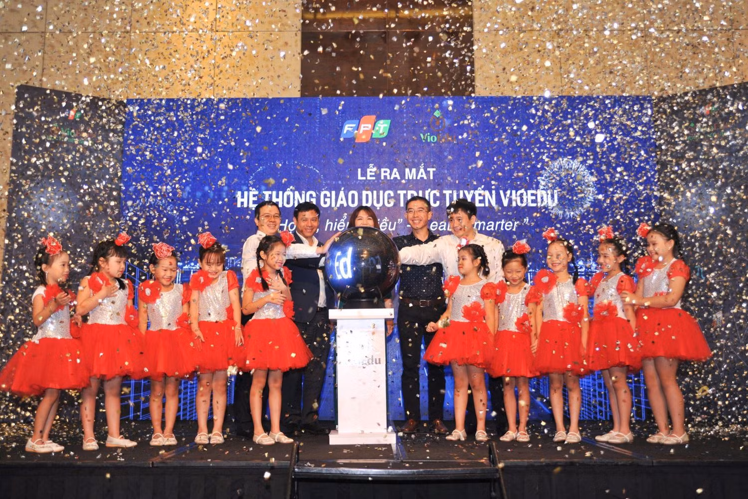 Đại biểu cùng các cháu học sinh ấn nút ra mắt Hệ thống học tập trực tuyến VioEdu. Đại biểu cùng các cháu học sinh ấn nút ra mắt Hệ thống học tập trực tuyến VioEdu.