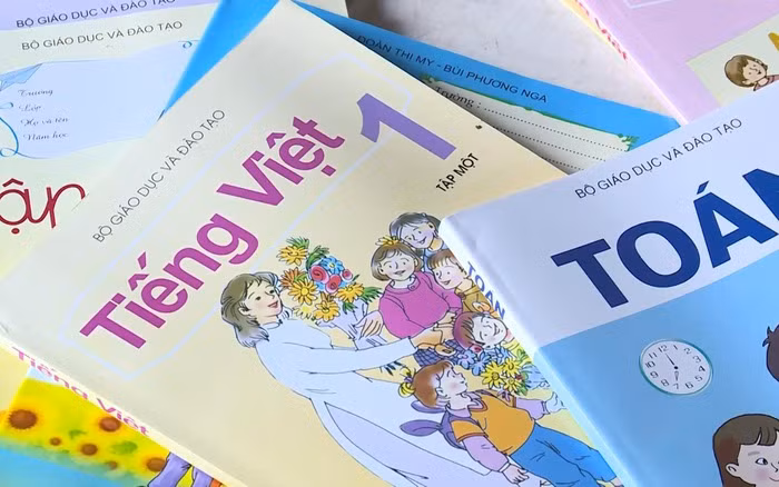 Hiện Bộ Giáo dục đang thẩm định 5 bản thảo bộ sách giáo khoa cho lớp 1 (Ảnh minh họa: VTV) Hiện Bộ Giáo dục đang thẩm định 5 bản thảo bộ sách giáo khoa cho lớp 1 (Ảnh minh họa: VTV)