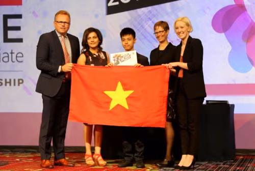 Em Nguyễn Thanh, học sinh lớp 10 trường Nguyễn Tất Thành (Hà Nội), đoạt giải "Khán giả bình chọn" tại Cuộc thi vô địch thiết kế đồ họa thế giới (ACAWC) tại Mỹ. (Ảnh: Ban tổ chức cung cấp) Em Nguyễn Thanh, học sinh lớp 10 trường Nguyễn Tất Thành (Hà Nội), đoạt giải "Khán giả bình chọn" tại Cuộc thi vô địch thiết kế đồ họa thế giới (ACAWC) tại Mỹ. (Ảnh: Ban tổ chức cung cấp)