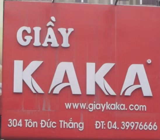 Cửa hàng giầy Kaka - một cầu thủ người Brazil.