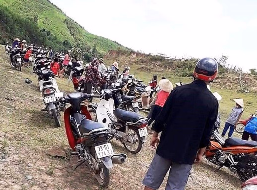 Dân làng bàng hoàng đổ xô ra bờ sông để cứu vớt các em học sinh bị đuối nước. Ảnh: CTV